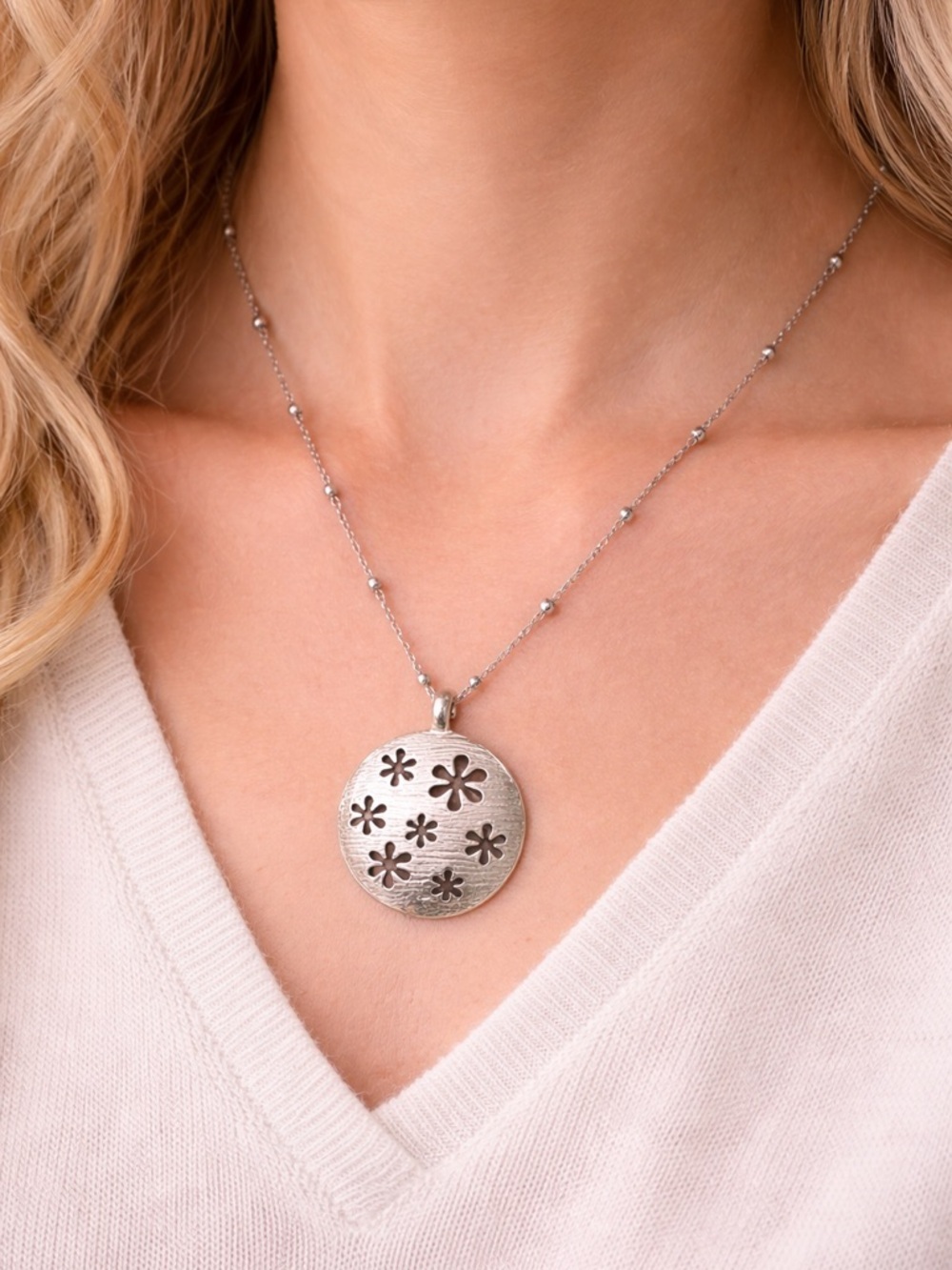 Lia Sophia “Baby’s Breath” Silver-Tone Floral Round Pendant Necklace-Retired - Picture 2 of 5